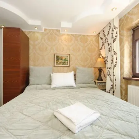 Apartment 3 Bedroom Flat 5 Minutes To E P Mall And Ford *