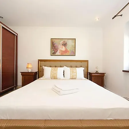 3 Bedroom Flat 5 Minutes To E P Mall And Ford *
