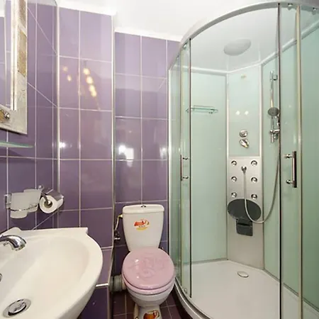 3 Bedroom Flat 5 Minutes To E P Mall And Ford Craiova