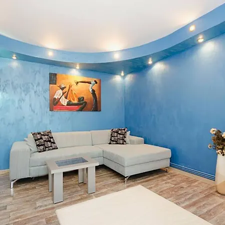 Apartment 3 Bedroom Flat 5 Minutes To E P Mall And Ford