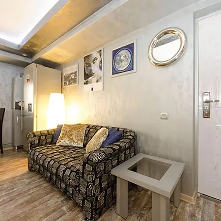 3 Bedroom Flat 5 Minutes To E P Mall And Ford Apartment Craiova