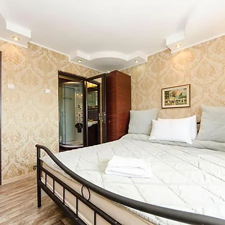 3 Bedroom Flat 5 Minutes To E P Mall And Ford *
